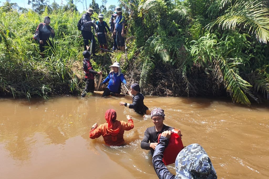 Difficultés liées à la recherche sur la tourbe tropicale, notamment la marche dans des conditions humides et molles toute la journée.