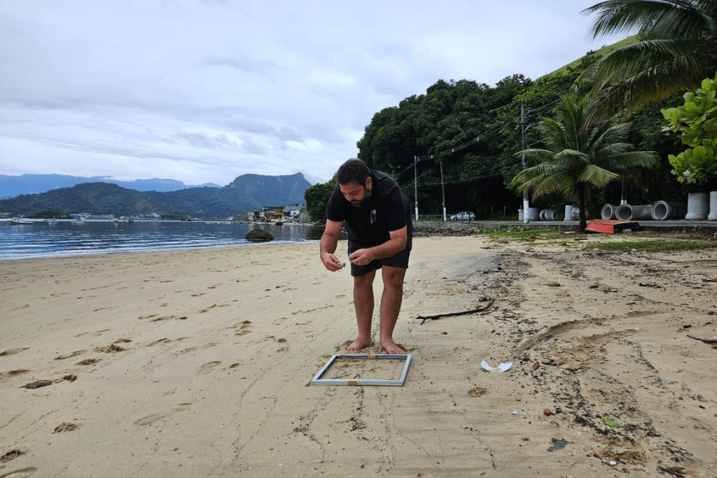 Surveying plastic waste on Veronica Beach, Angra dos Reis, Rio de Janeiro.