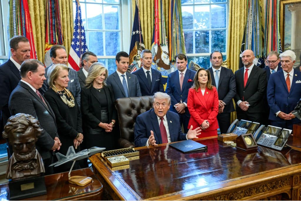 Trump prévoit d'abroger les normes d'efficacité énergétique de l'ère Biden pour voitures et camions