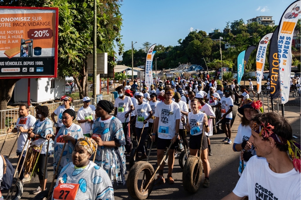 A crowd at Mayotte's tire race in 2023.