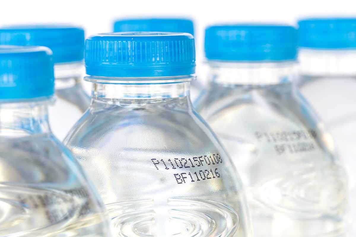 Savez-vous ce que signifie la date inscrite sur les bouteilles d’eau ? Voici pourquoi vous devriez la lire et y faire attention