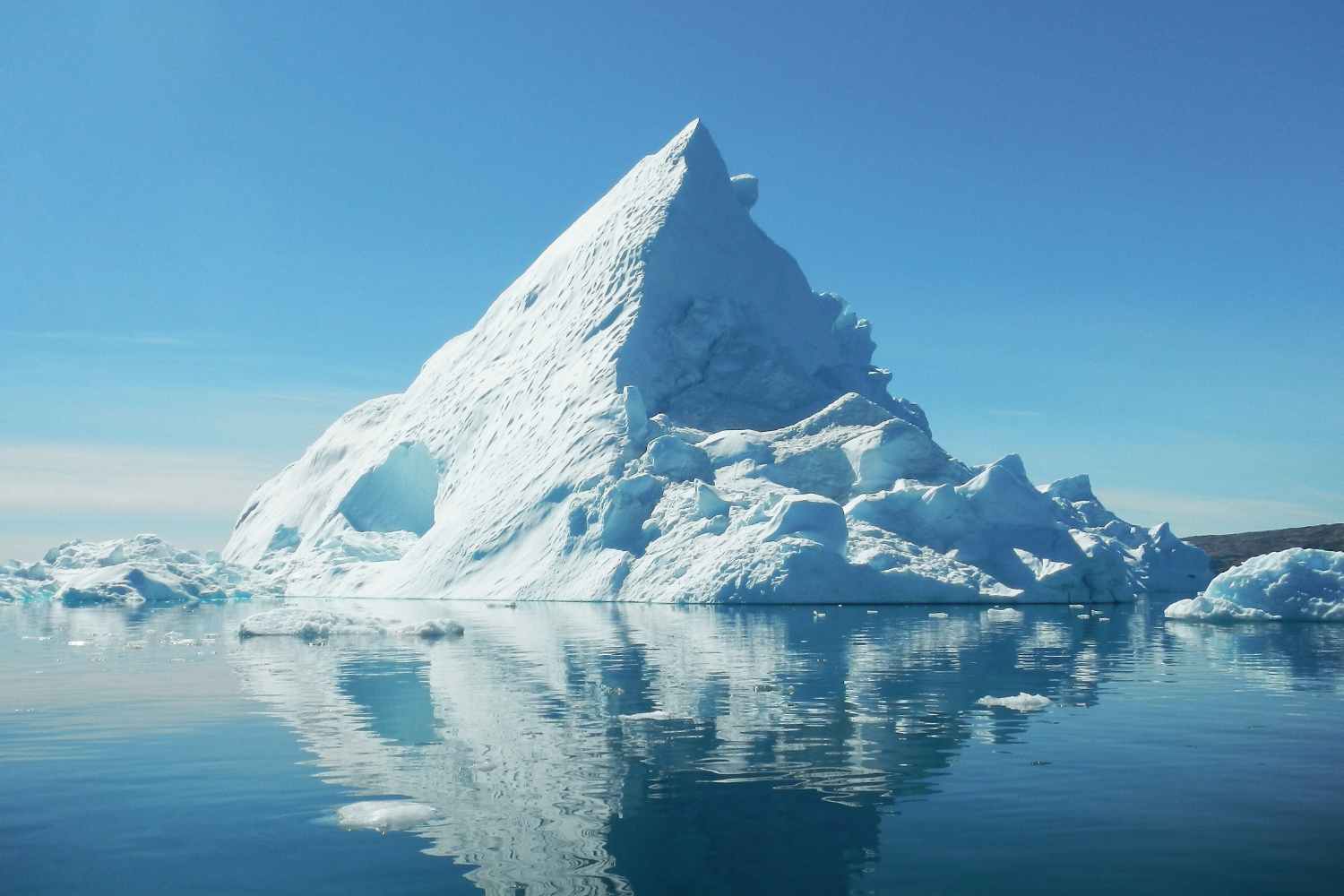 Des montagnes flottantes et des oasis dans la boue : comment le climat transforme l’Arctique le plus profond