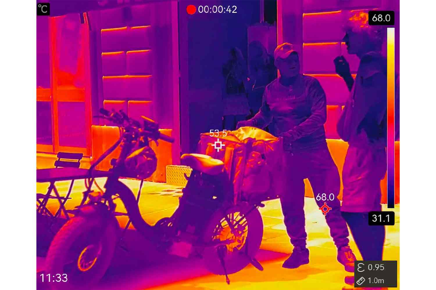 Rome brûle : l'asphalte et les chantiers atteignent 100 °C selon la caméra thermique de Greenpeace