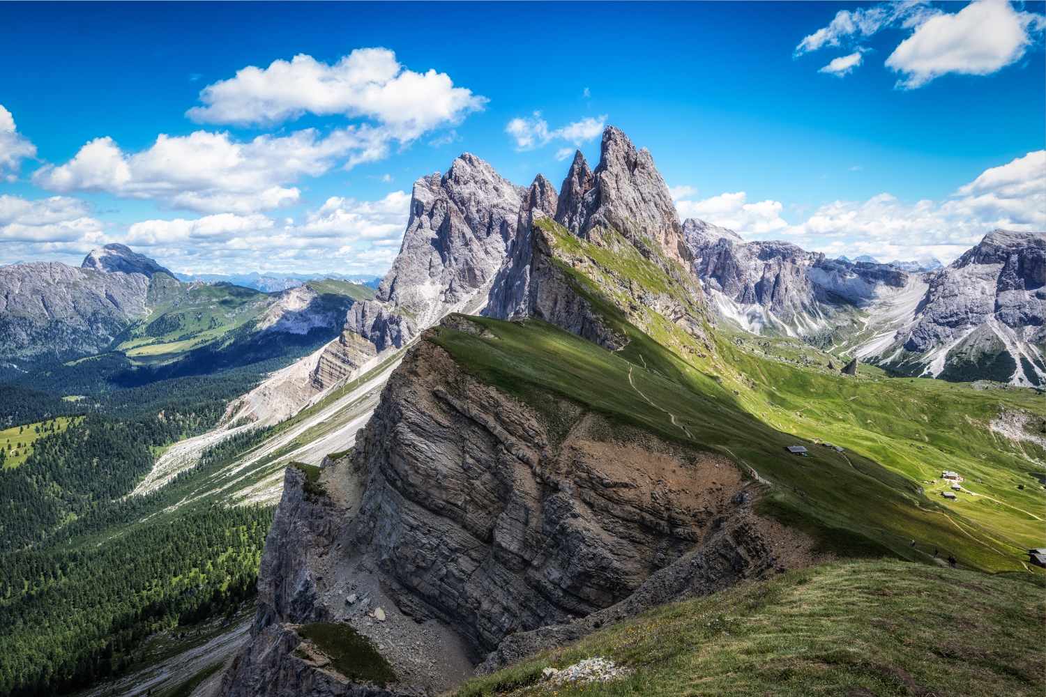 Dans les Dolomites, des rangers s'opposent aux drones et selfies extrêmes : le Tyrol du Sud déclare la guerre à l'overtourisme