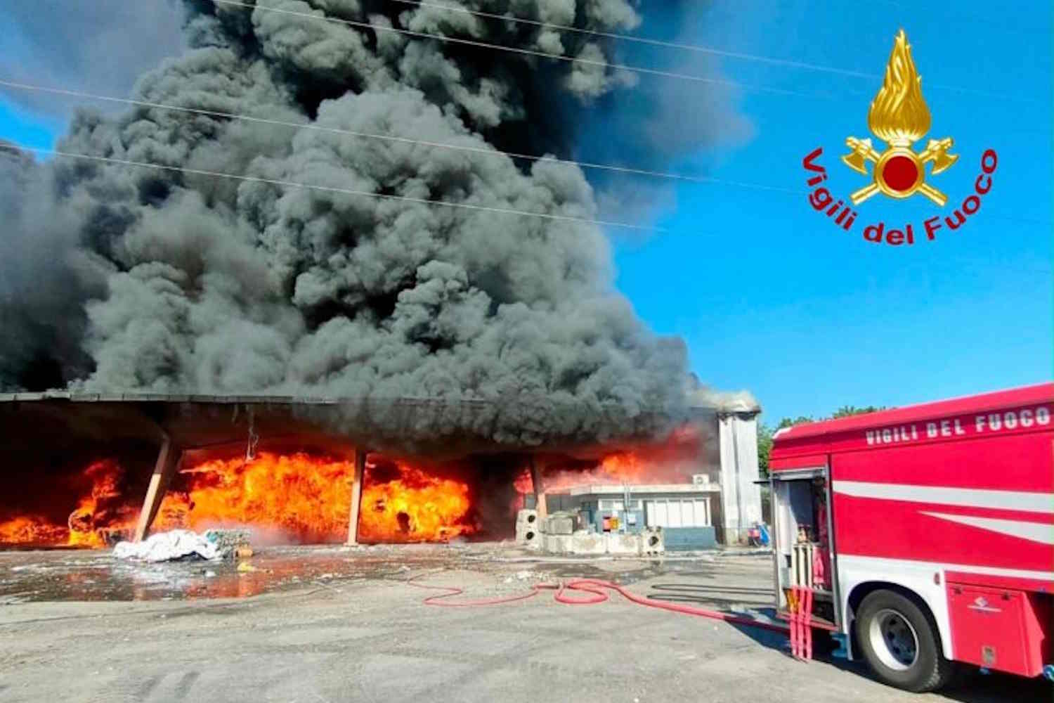 Incendie majeur dans une installation de traitement des déchets à Vicopisano, école évacuée, alerte de la mairie: « Fermez les fenêtres »