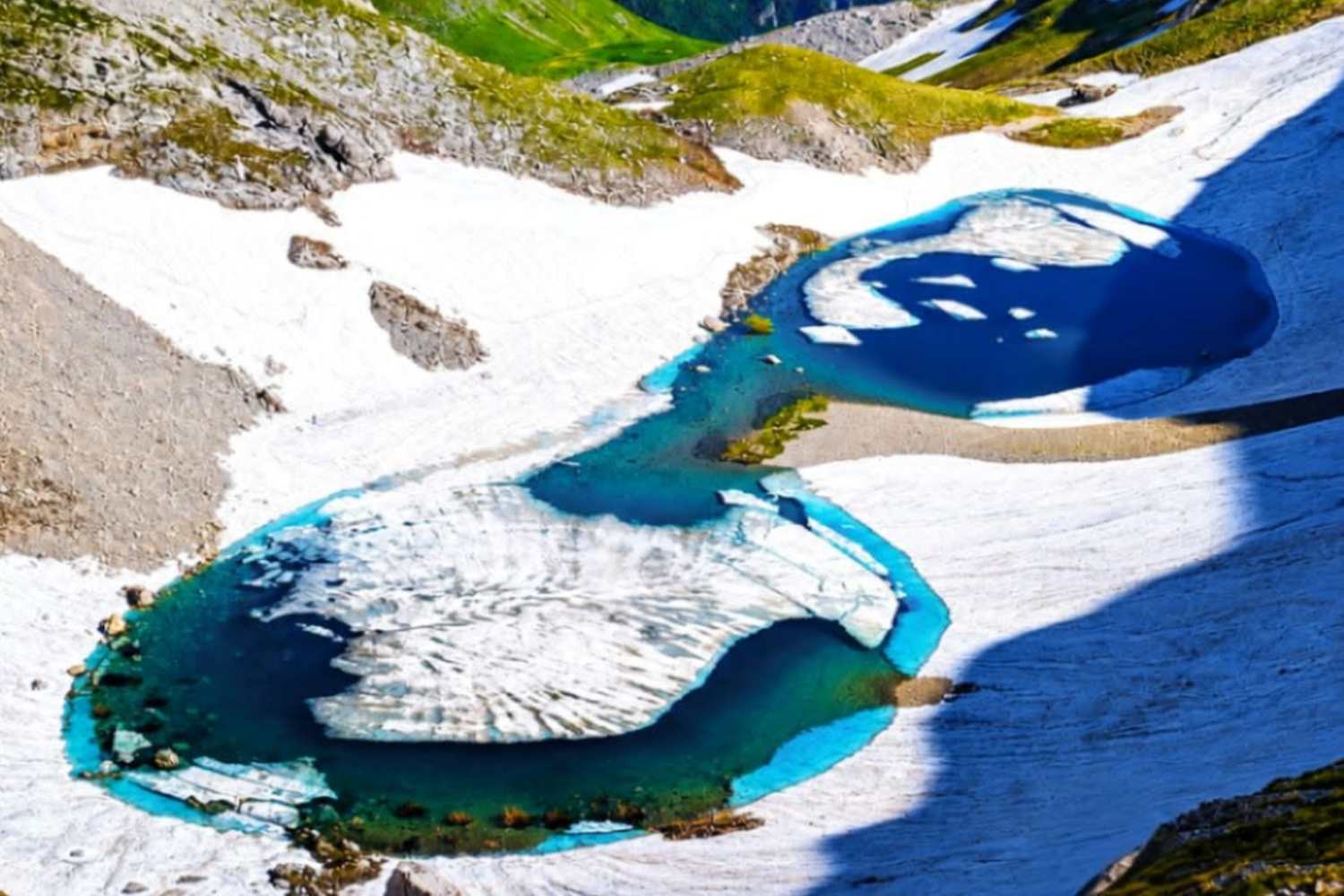 Le spectacle unique du Lac de Pilato sur les Monts Sibyllins a retrouvé sa forme en lunettes après dix ans