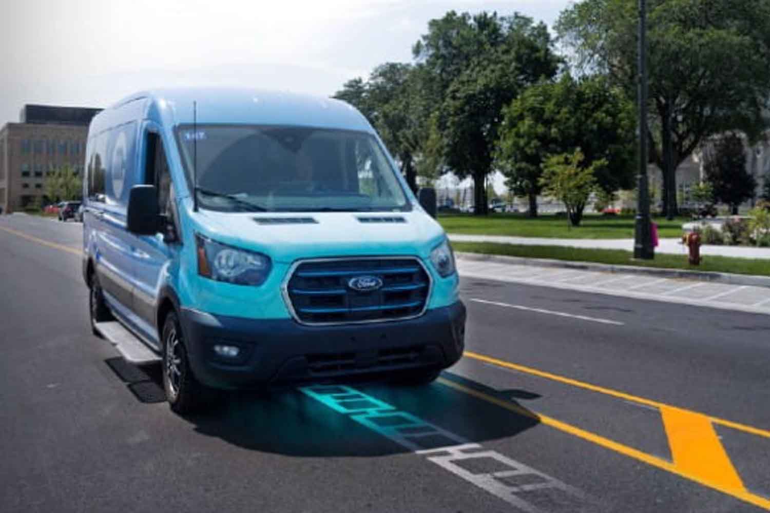 Une route qui recharge voitures et véhicules électriques en roulant sur l’asphalte