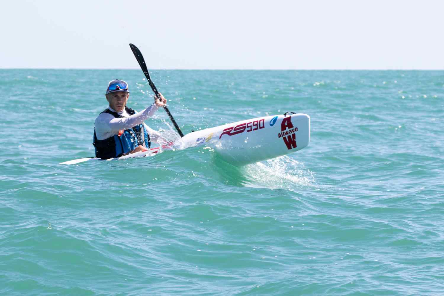 Mucoviscidose : Alessandro Gattafoni traverse le détroit de Messine à la nage et en kayak — son exploit pour reprendre son souffle