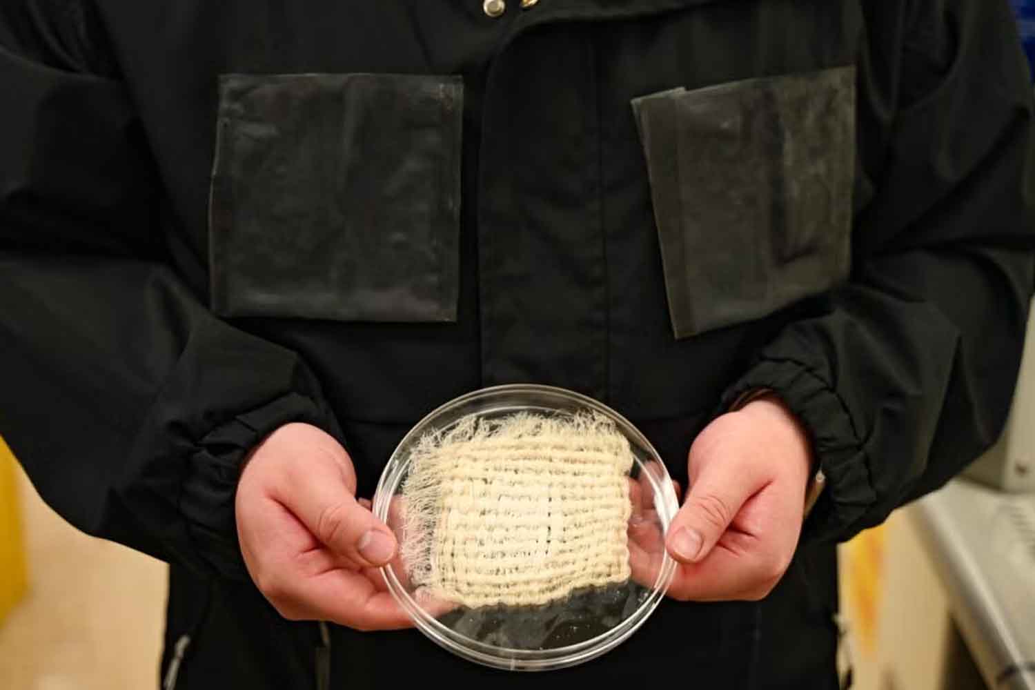 Veste capable d'extraire l’eau de l’air et de produire près d’un litre d’eau potable par jour
