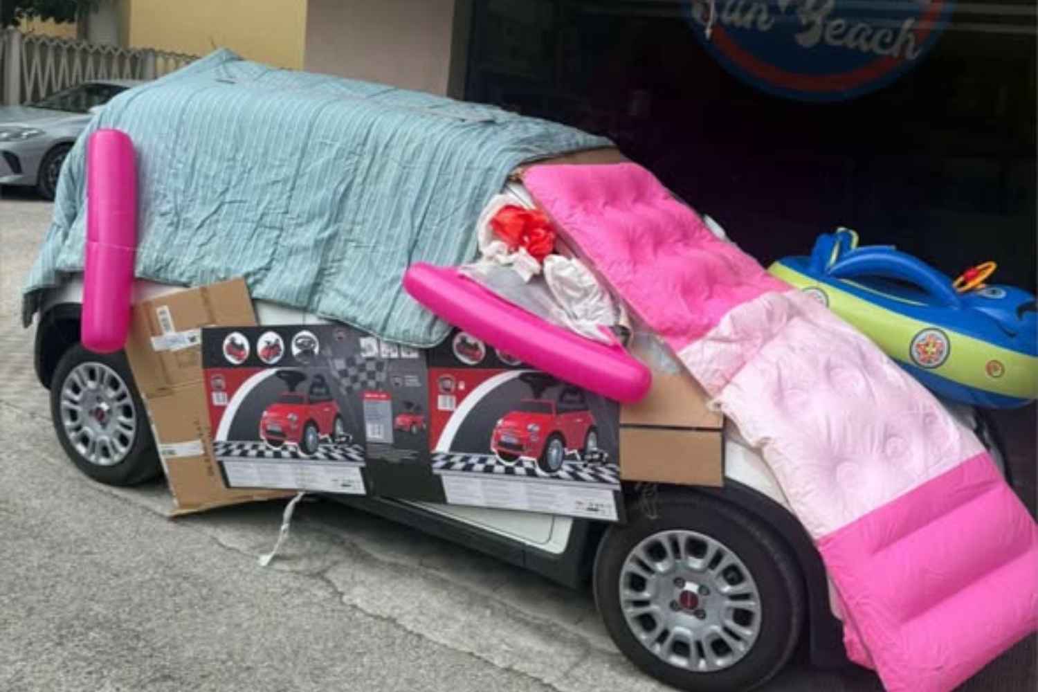 Matelas, couvertures et tapis sur les voitures : San Benedetto del Tronto se protège grâce au DIY après la grêle dévastatrice des derniers jours