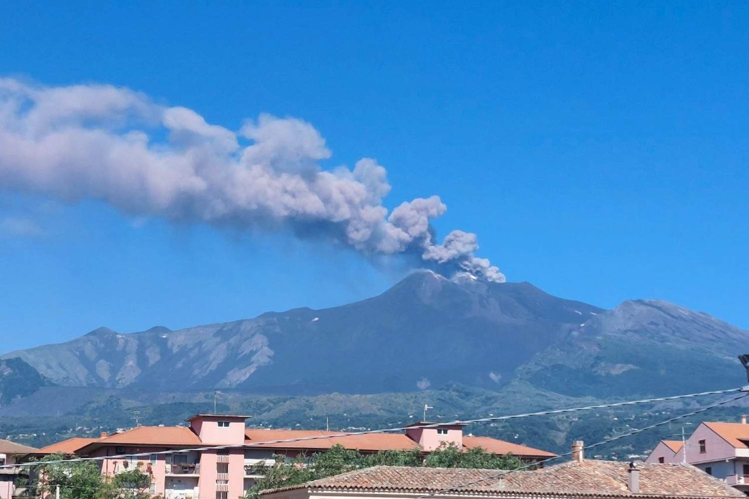 Etna en éruption: nuage de cendres jusqu’à 1,5 km, vols depuis Catane suspendus et des milliers de passagers perturbés
