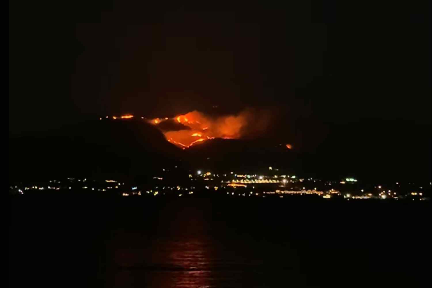 Grèce en feu : de Paros à la Crète, incendies et évacuations sur des dizaines d’îles, deux pompiers morts