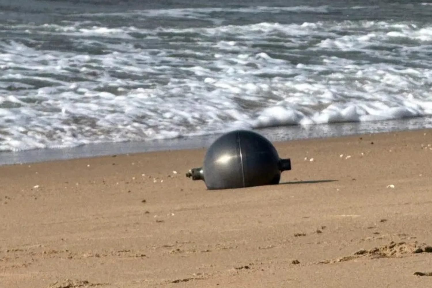 Six énormes sphères métalliques apparaissent sur une plage australienne : pourraient-elles provenir de l'espace ?
