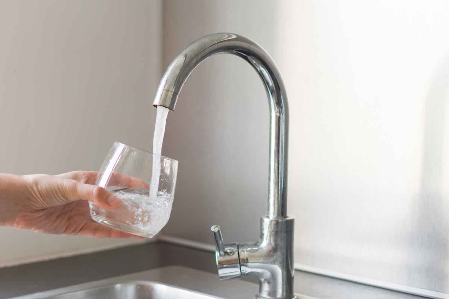 Soif de vérité : pourquoi l’Italie prélève plus d’eau que tout le monde en Europe, mais une famille sur trois ne fait pas confiance au robinet