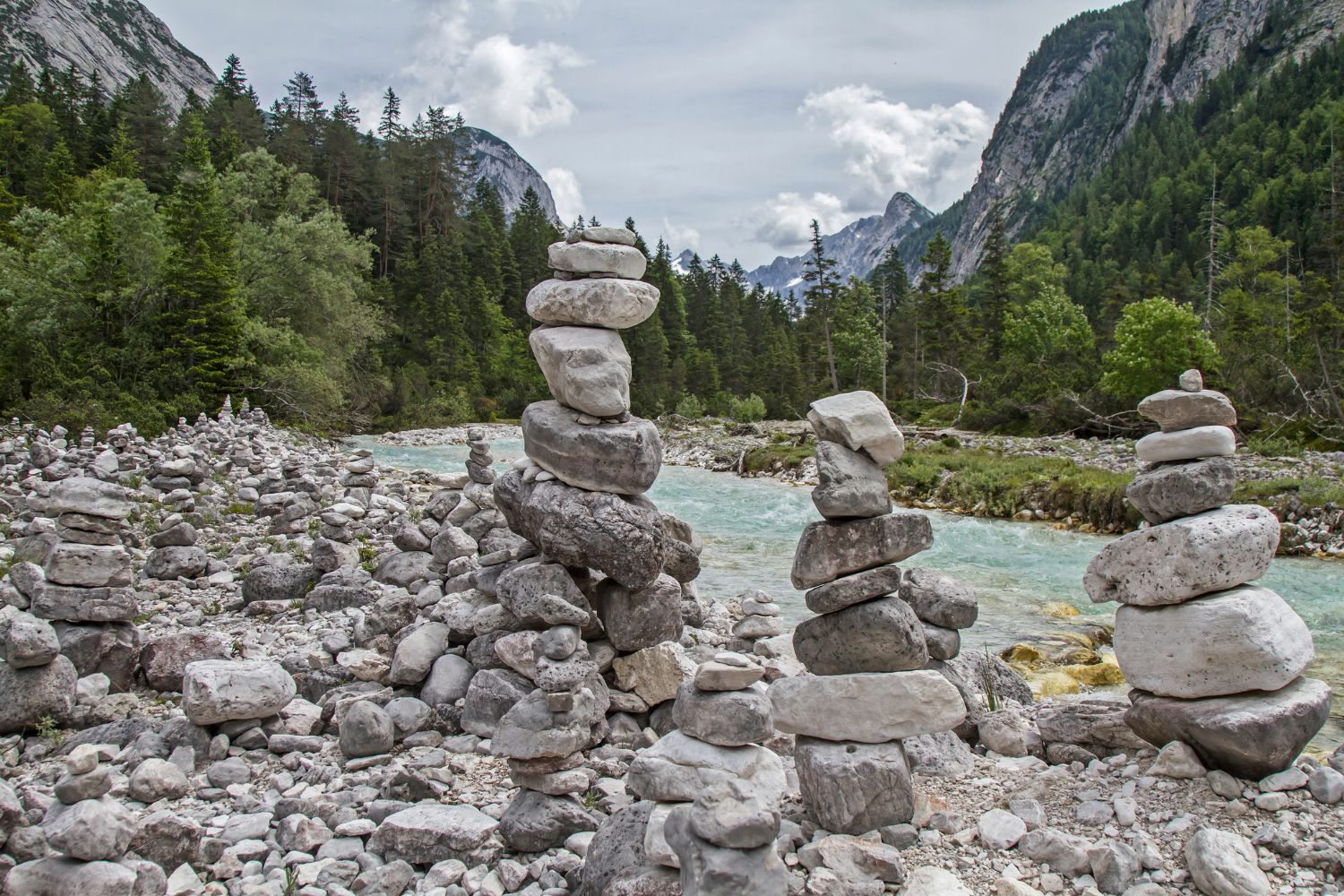 Stop aux cairns de pierre au sommet : répercussions environnementales potentielles, le Club Alpin Autrichien lance l’alerte