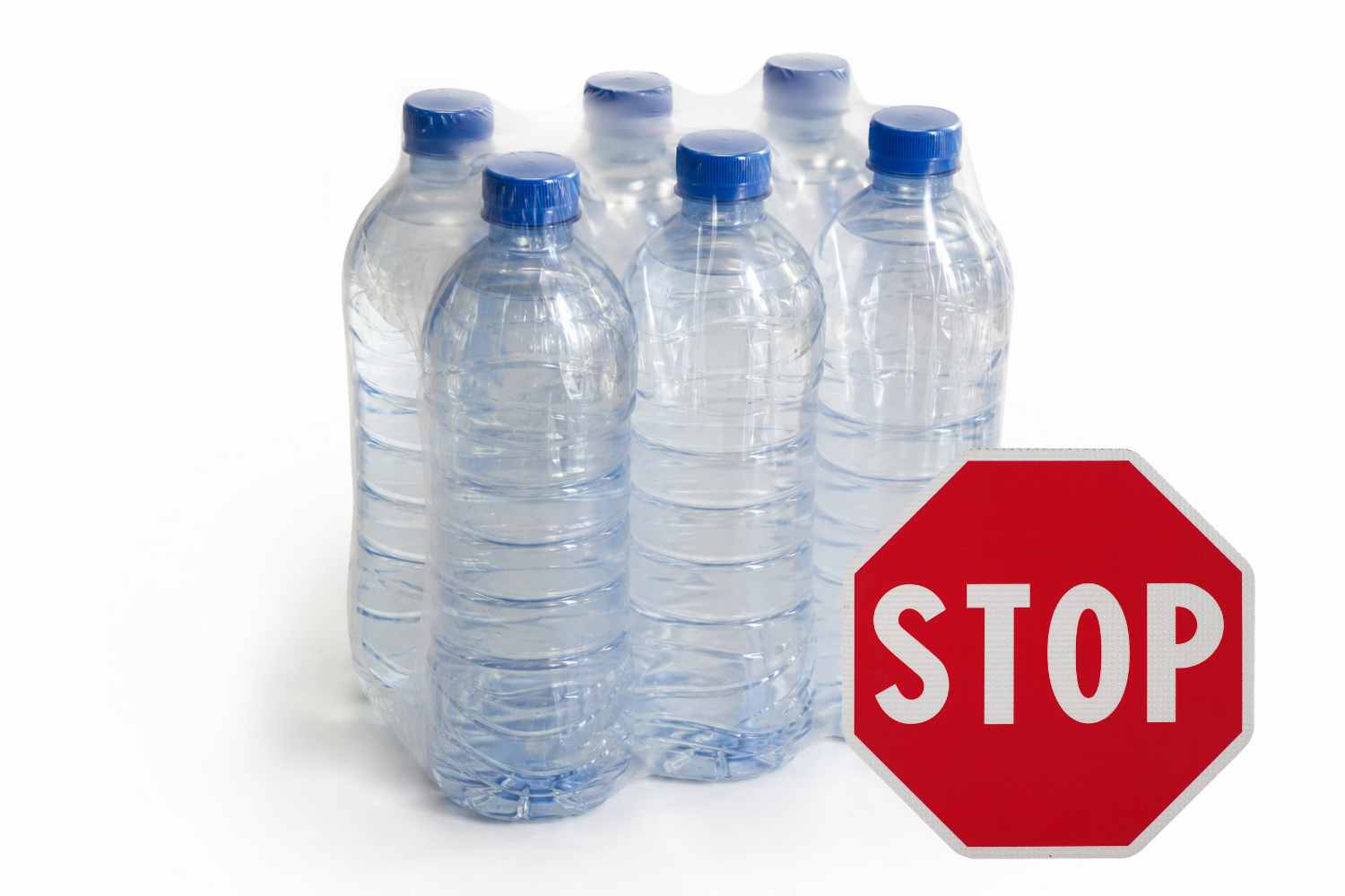 Stop aux packs de six bouteilles d'eau : que prévoit réellement le règlement européen sur les emballages ?