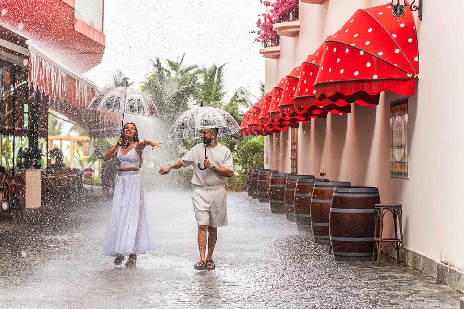 À Dubaï, une rue où il pleut sur commande et il fait toujours 27 °C (même en plein été) : comment fonctionne la Raining Street