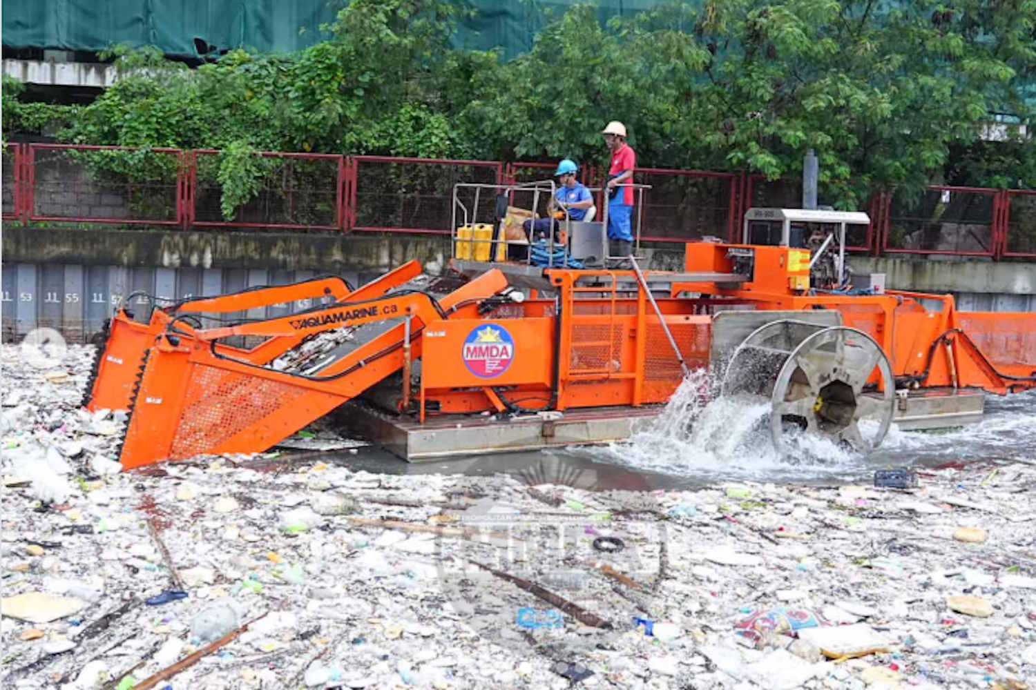 Aux Philippines, les déchets submergent le pays après les pluies de mousson : plus de 100 camions de plastique et de débris ramassés à Parañaque