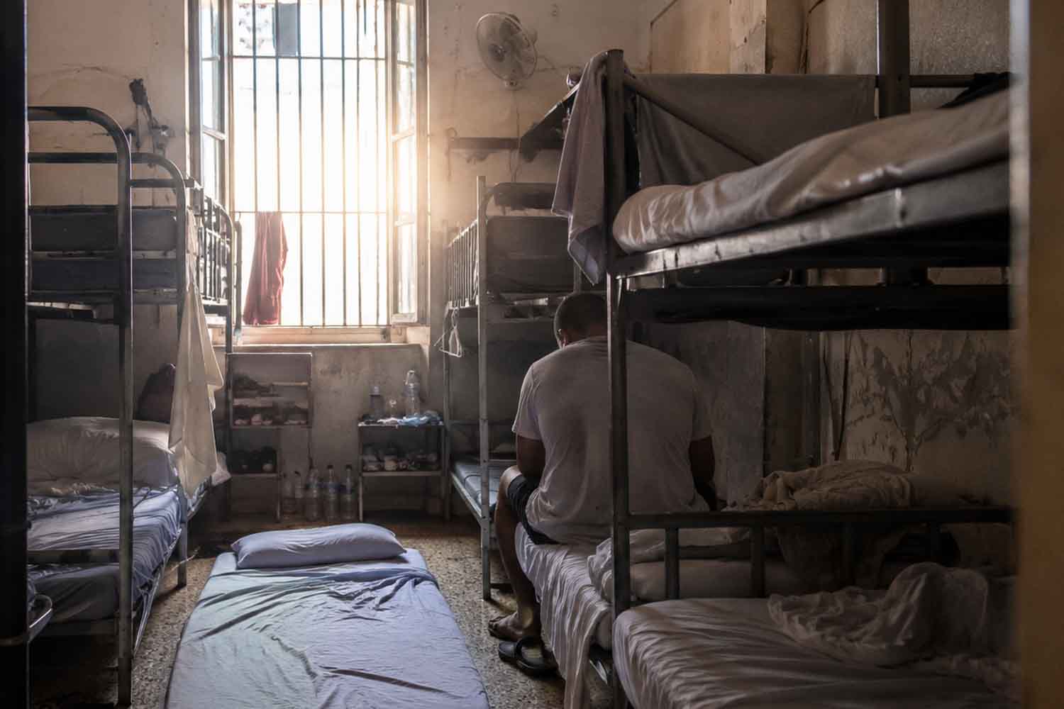Chaleur dans les prisons surpeuplées d’Italie : une urgence insoutenable, matelas à même le sol et eau sous clé