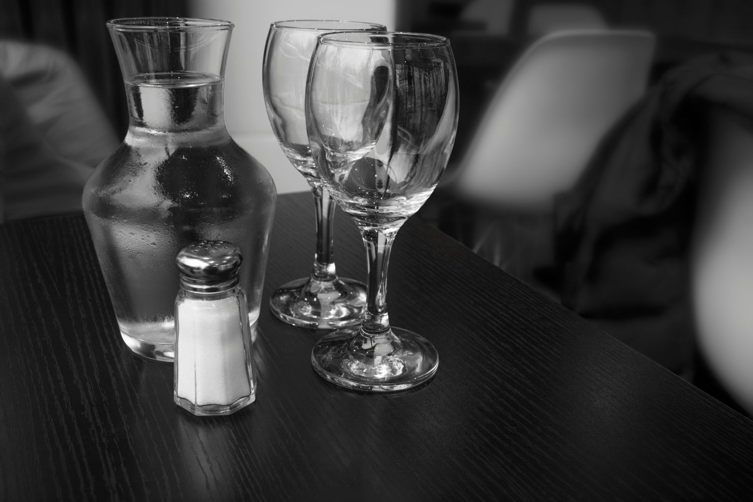 Eau traitée dans les bars et restaurants: irrégularités dans plus d’un contrôle sur deux — ce que les NAS ont découvert