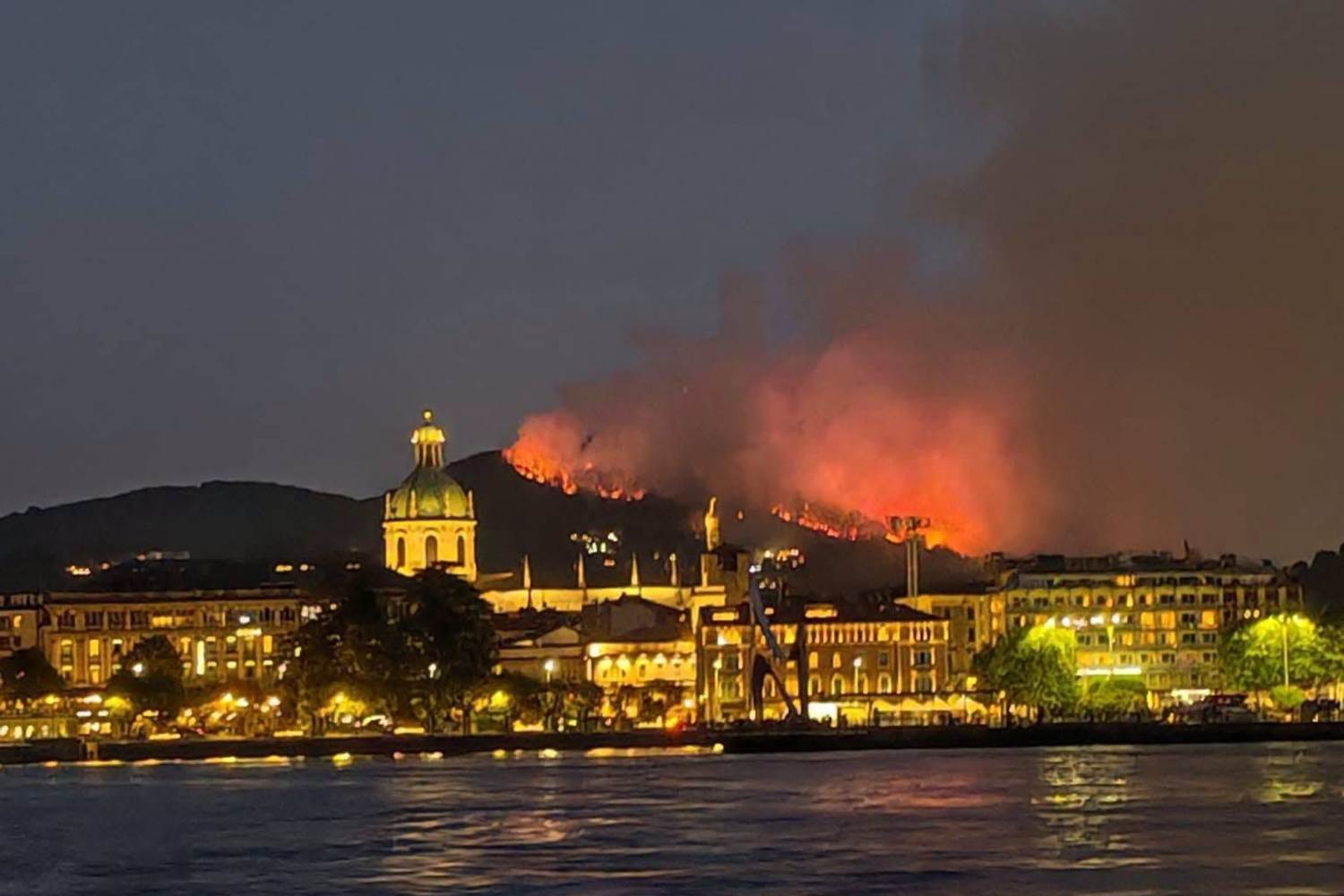 Incendie majeur sur le Mont Goi près de Côme : 50 personnes évacuées et air irrespirable sur le lac