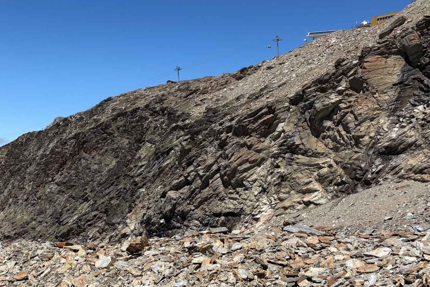 Le glacier fond et restitue deux alpinistes disparus il y a 34 ans dans les Alpes suisses