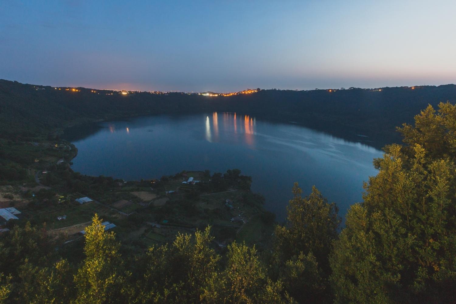 La Lucciolata de retour à Nemi: cortège lumineux le long du lac pour les Castelli Romani