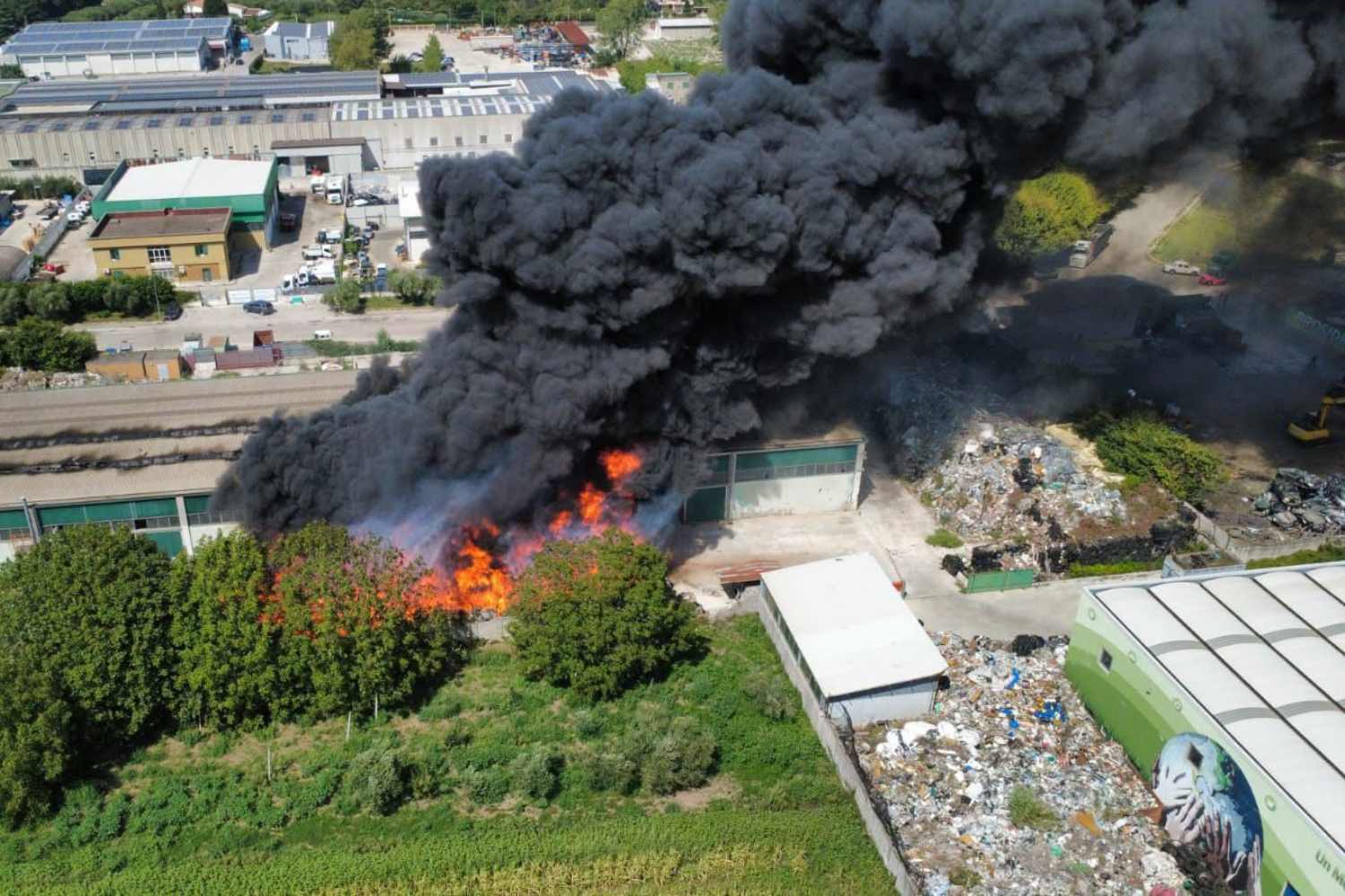 Airola : incendie encore actif après trois jours, dioxines presque deux fois le seuil