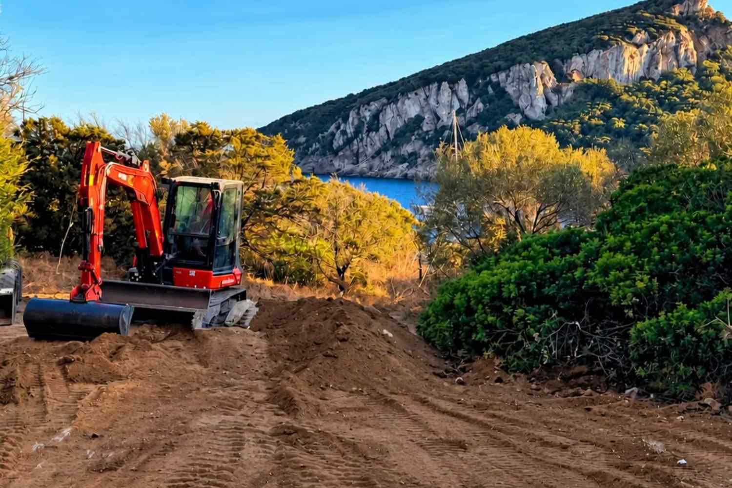 Bulldozers dans la zone protégée de Cala Moresca pour le film d'Adam Sandler : la protestation des écologistes éclate
