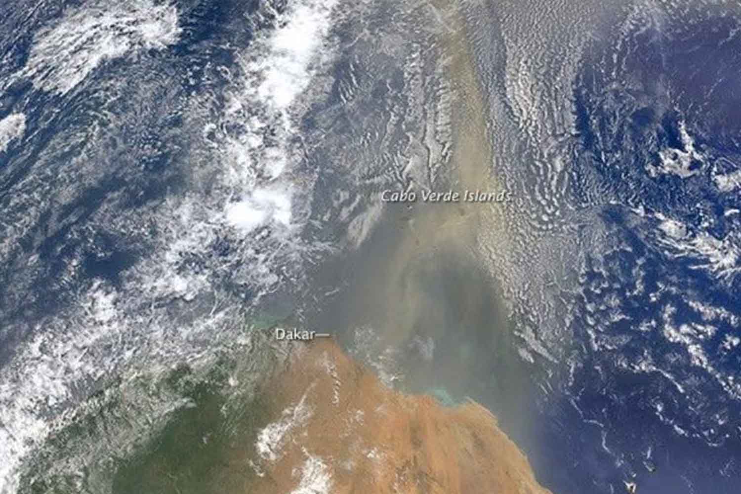 L'atmosphère terrestre perd de la poussière : des conséquences climatiques inattendues