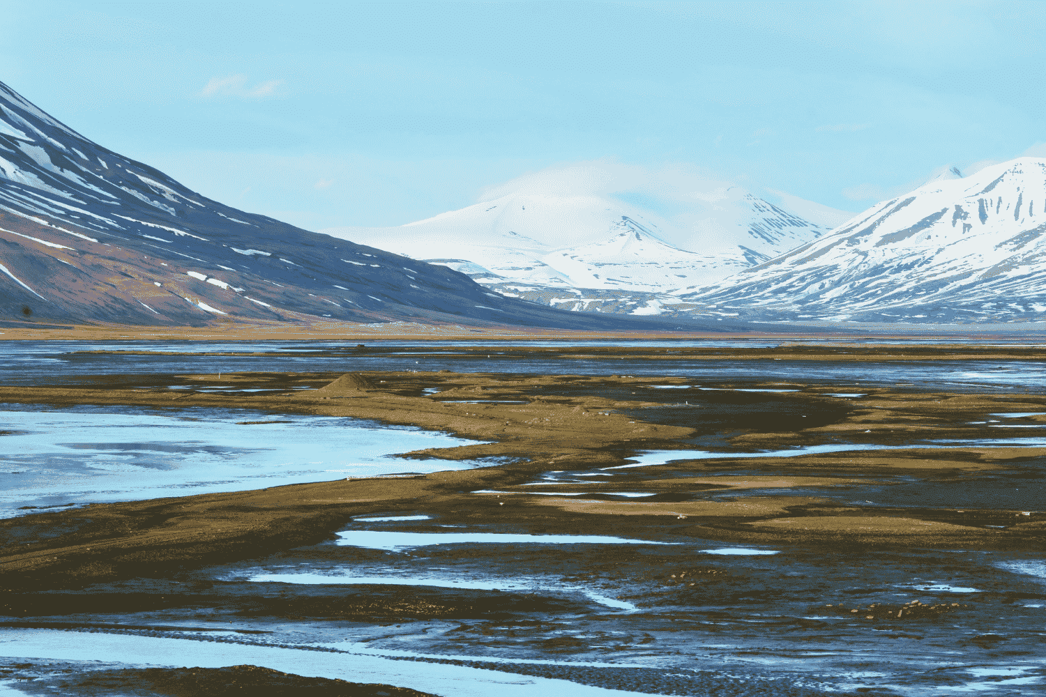 Les glaciers arctiques libèrent le méthane ancien piégé dans les roches : une étude révèle des concentrations allant jusqu’à 425 fois supérieures à celles des Svalbard
