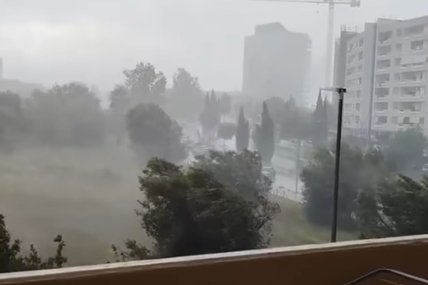 Orage diluvien à Rome : rues transformées en rivières, bennes emportées et trafic en déroute