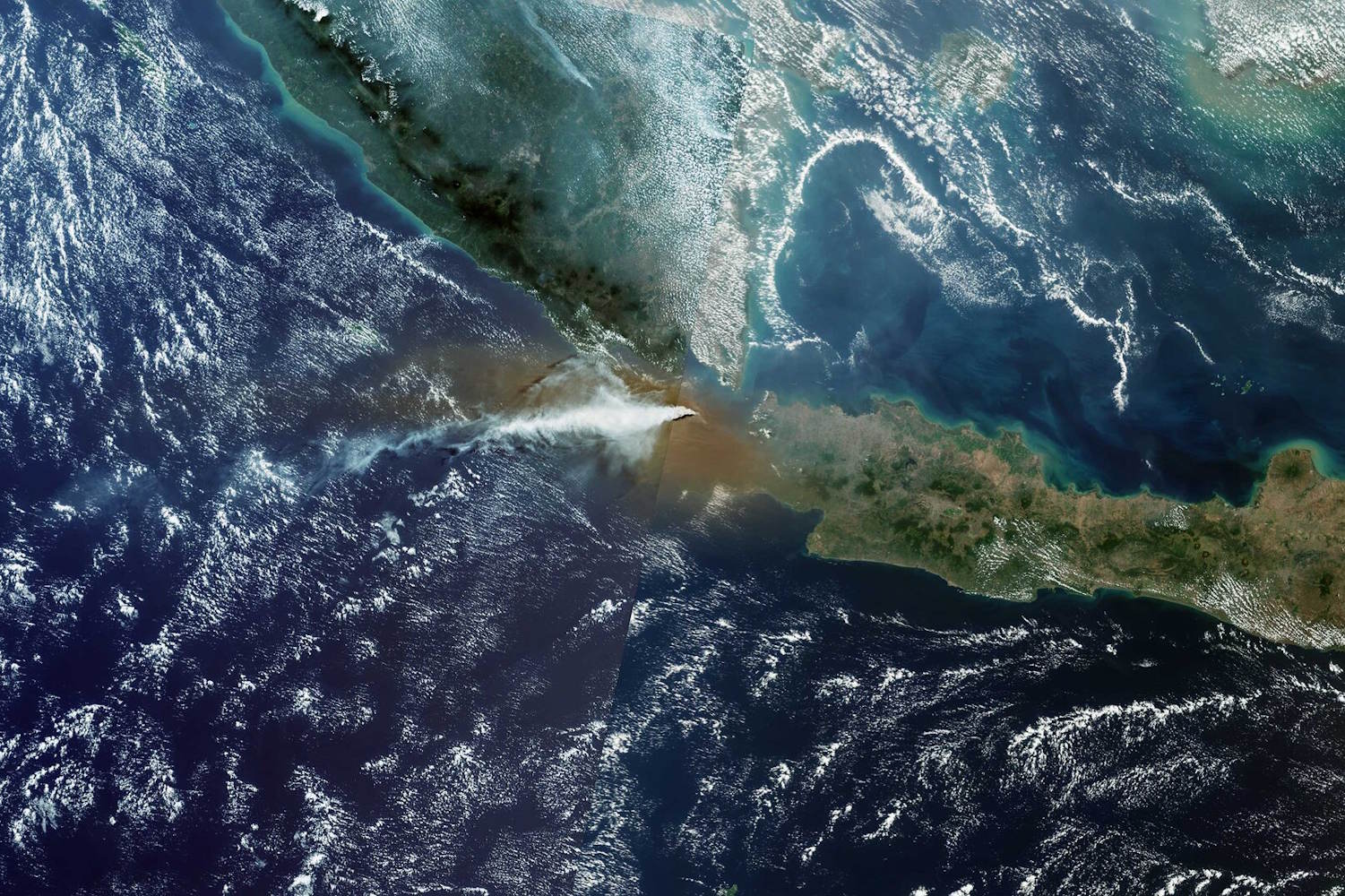 Deux nouvelles îles émergent en Indonésie après l'éruption terrifiante du volcan Anak Krakatau