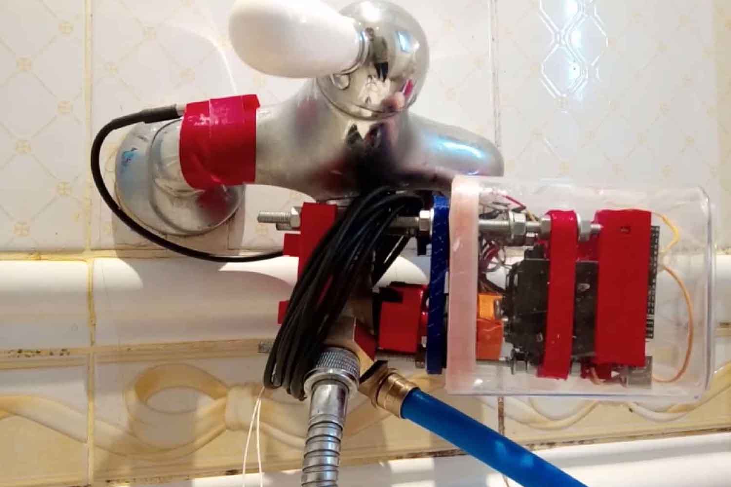 Adolescente de 13 ans réutilise l’eau de la douche en attendant l’eau chaude