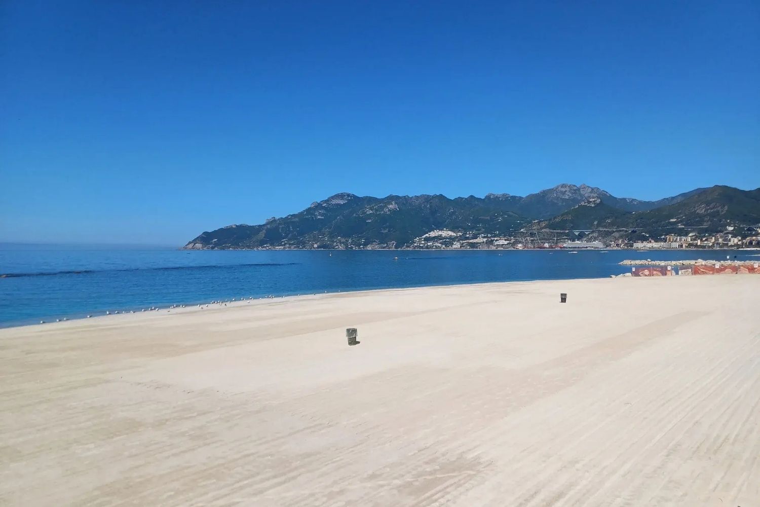 C'était censé être une nouvelle plage, mais aujourd'hui l'herbe y pousse : le paradoxe de Salerne