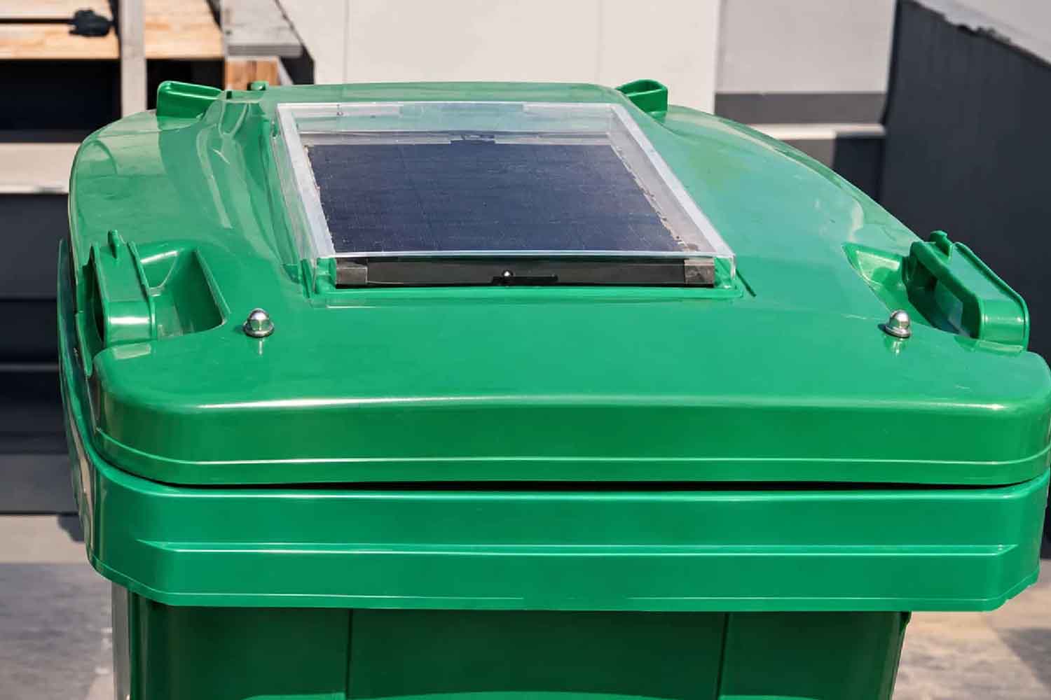 Poubelle solaire conçue par des scientifiques avec panneau intégré au couvercle pour éliminer les odeurs des déchets